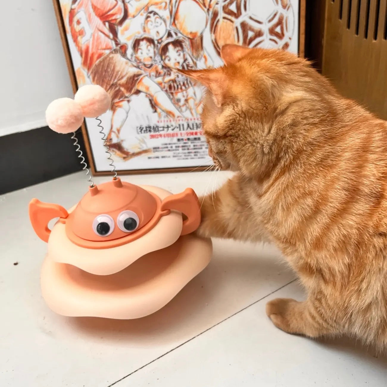Buzzy Bee Wobble Tracker Cat Toy